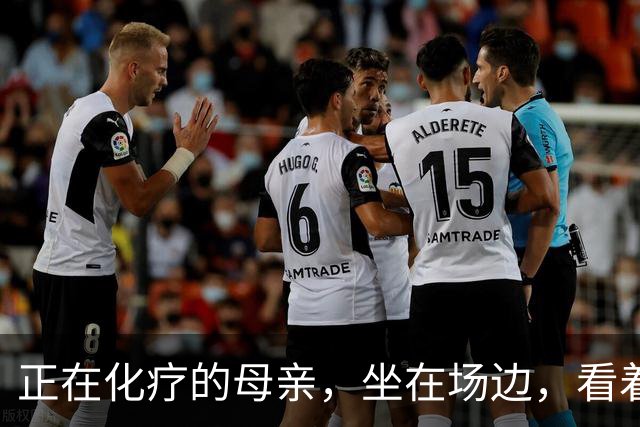 正在化疗的母亲，坐在场边，看着儿子穿上勇士球衣